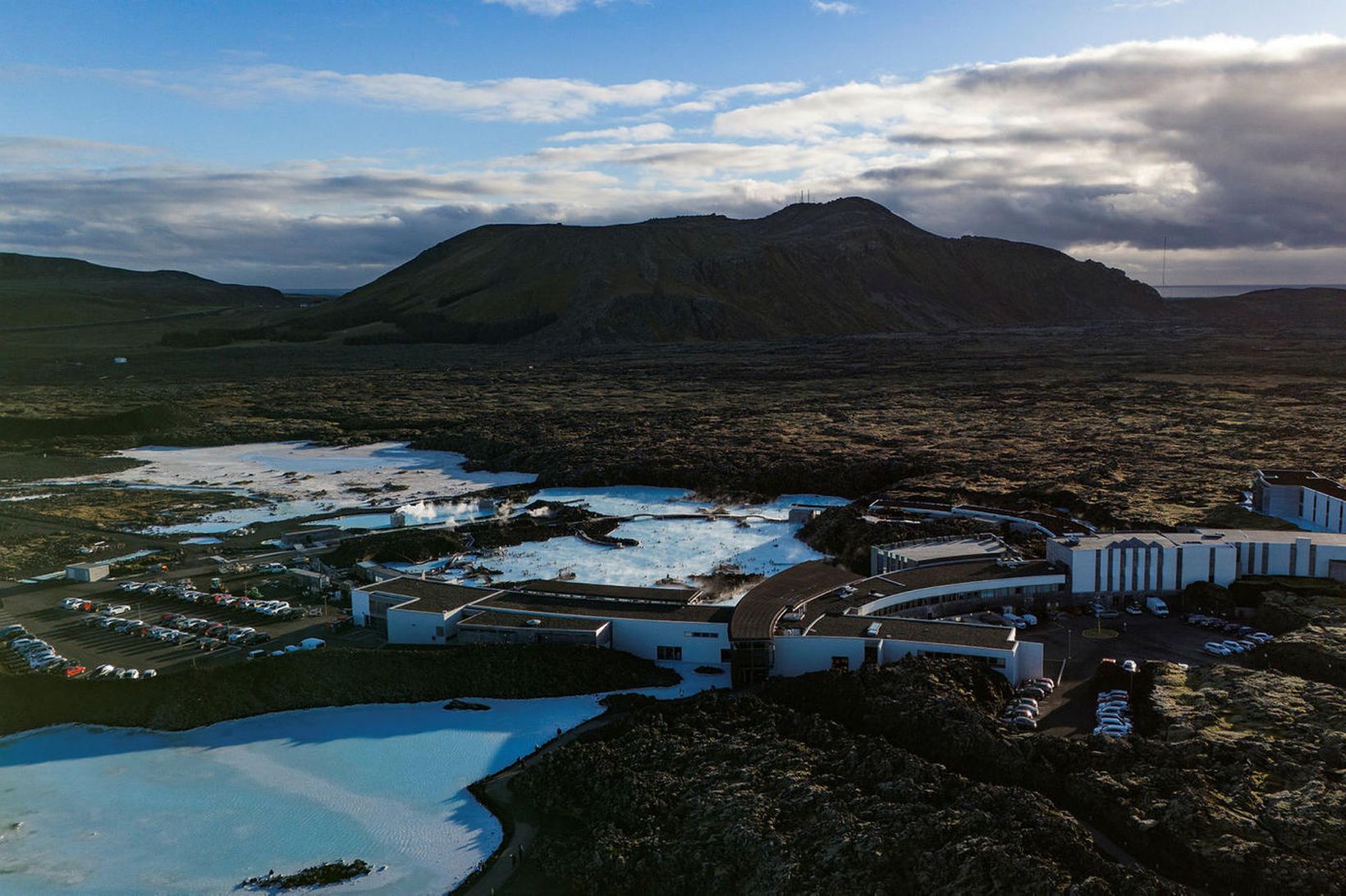 Blick über die Blaue Lagune und Richtung Þorbirn.  Rechts…