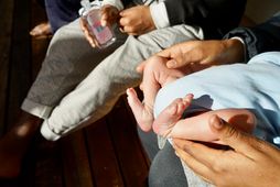 Tveir nýburar voru um borð í skipinu, en sá yngri er rétt tæplega þriggja vikna.
