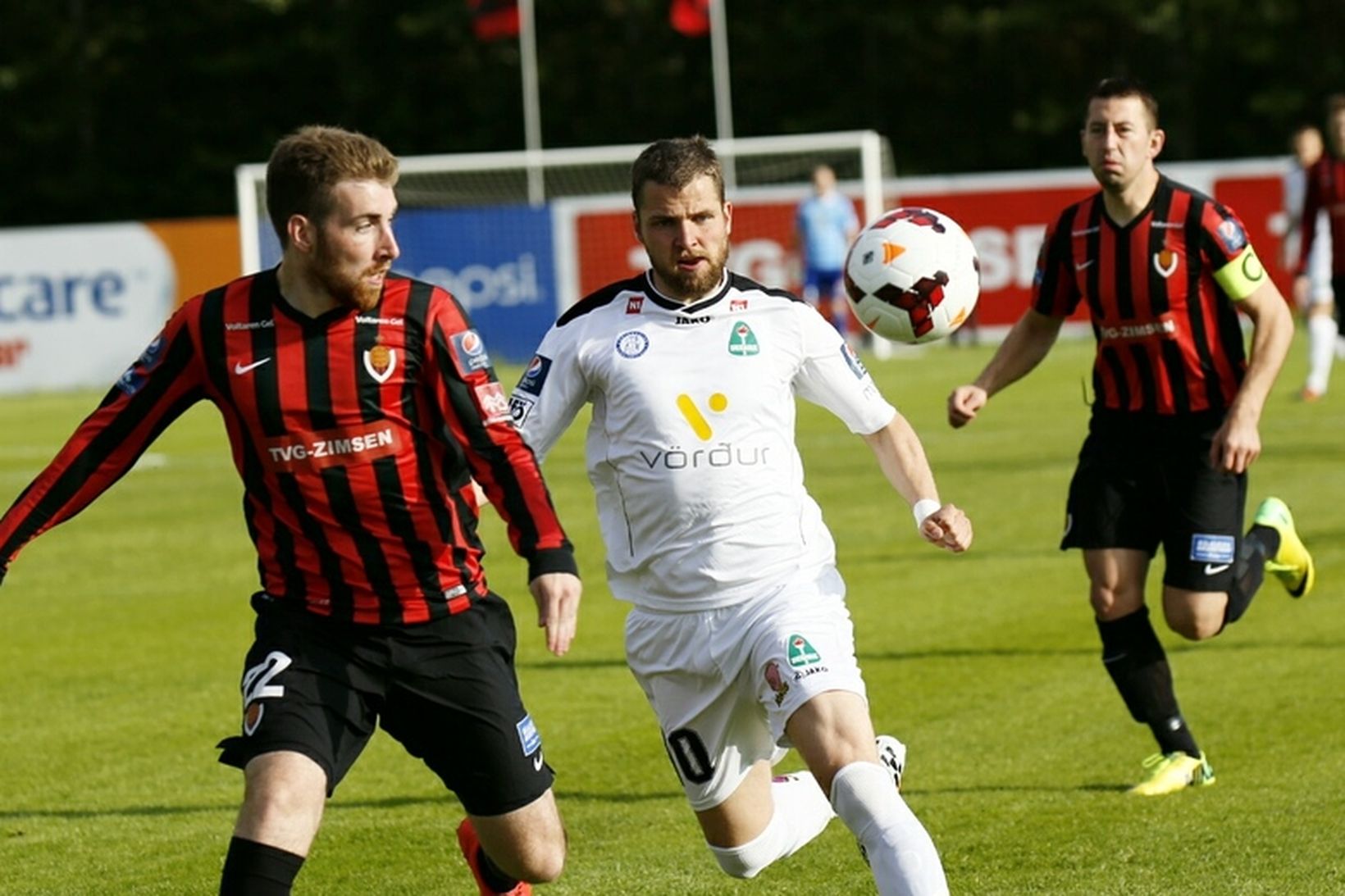 Alan Lowing í baráttu við Guðjón Pétur Lýðsson í leik …