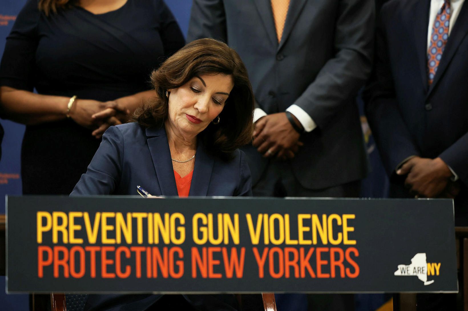 Kathy Hochul ríkisstjóri skrifaði undir frumvarpið í dag.
