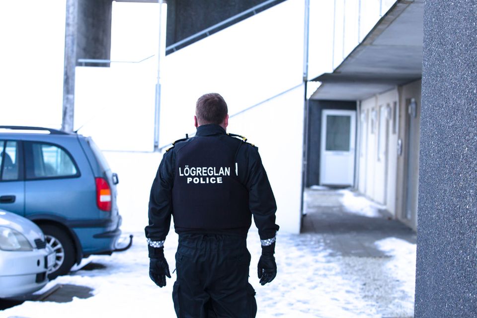 Rannsóknarlögreglumaður við Aðaltjörn.