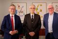 Almanak Jón Atli rektor, dr. Þorsteinn Sæmundsson og Gunnlaugur Björnsson við afhendingu styrksins úr Almanakssjóði.
