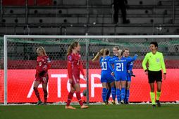 Íslenska liðið fagnar marki Karólínu Leu Vilhjálmsdóttur í Viborg í gær.