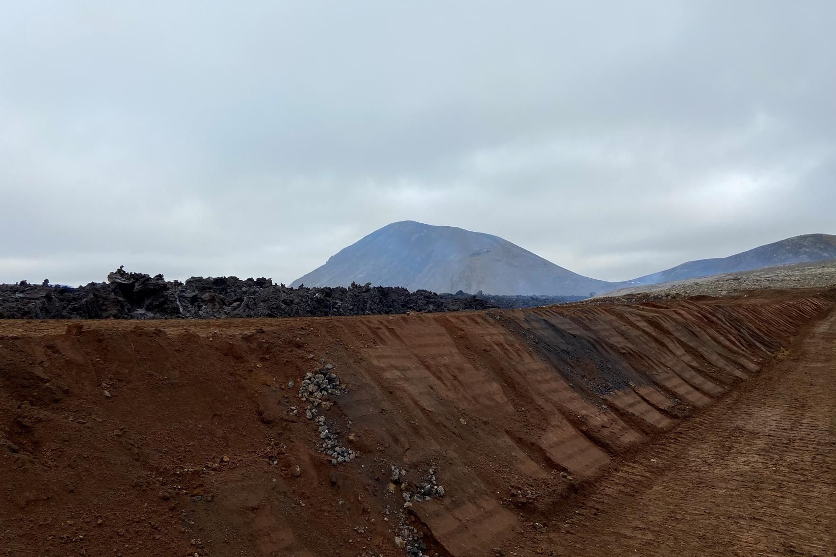 Varnargarðar við hraunið í suðurhluta Merardala sem reistir voru í …