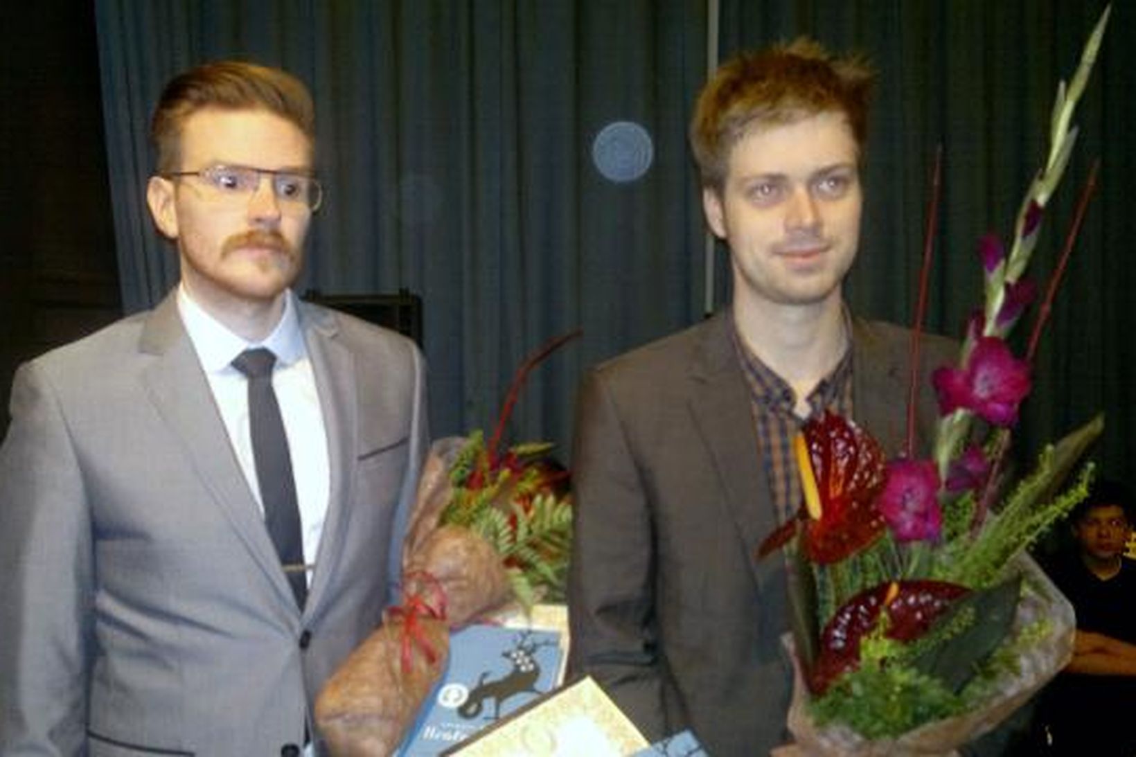 Kjartan Yngva Björnsson og Snæbjörn Brynjarsson taka við Íslensku barnabókaverðlaununum.
