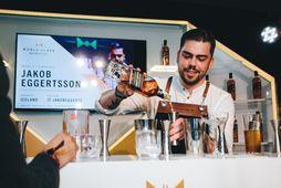 Jakob Eggertsson barþjónn að fullkomna áskorunina sem hann fékk. En Jakob þurfti að gera minnst …