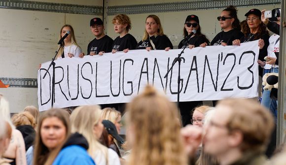 Druslur fjölmenntu á Austurvöll