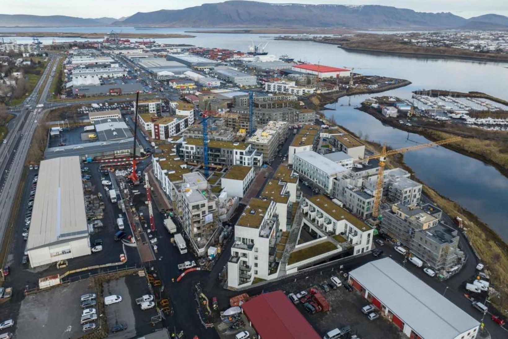Umferð gangandi vegfarenda um svæðið hefur aukist með uppbyggingu Vogabyggðar.