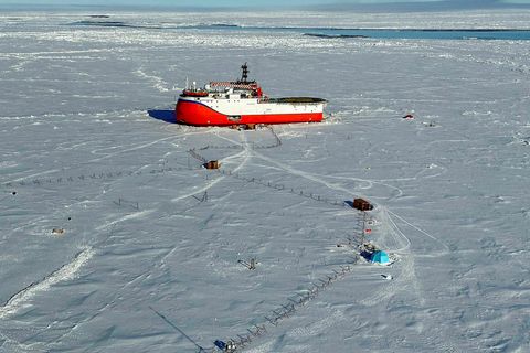 Skipverjinn var sóttur á skipið Severny Polyus sem sat fast á ísilögðu hafinu.