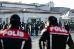 Lögreglan fyrir utan dómshúsið skammt frá Ankara þar sem dómarnir voru kveðnir upp.