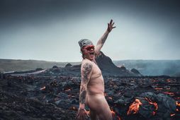 Sveinn Snorri Sighvatsson klæddi sig úr öllum fötunum við gosið í fyrra.