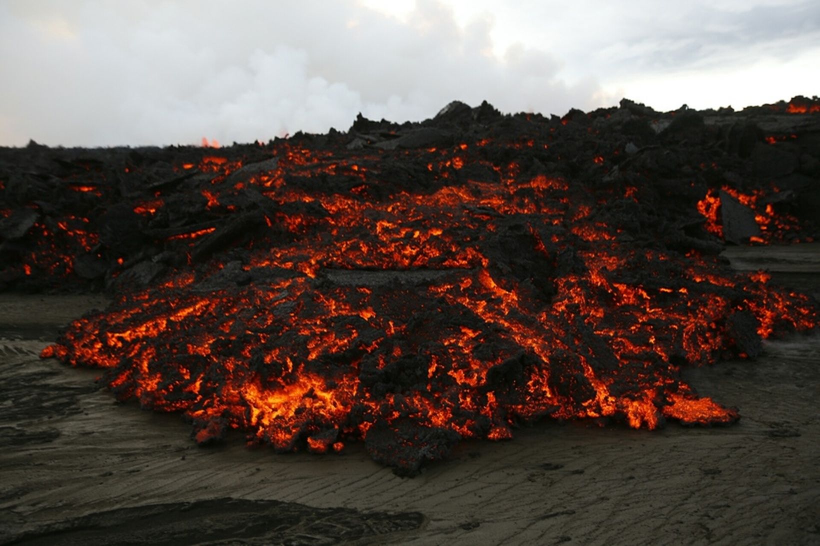 Rauðglóandi hraun rennur úr eldstöðinni í Holuhrauni.