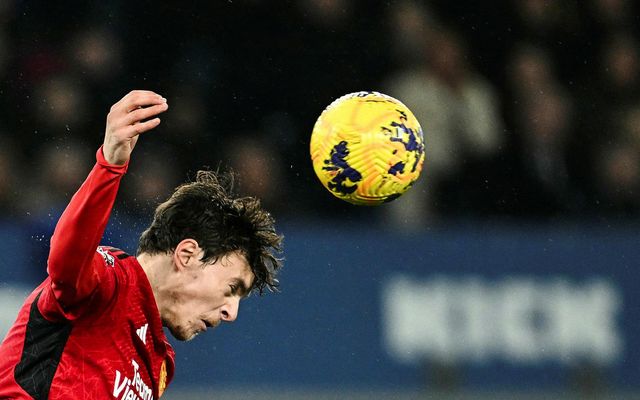 Victor Lindelöf skallar boltann í leik með Manchester United í síðasta mánuði.