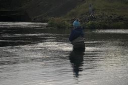 Veiðistaðurinn Landaklöpp er stór og geymir fisk nánast allt sumarið. Hér er Tiggy Pettifer að …