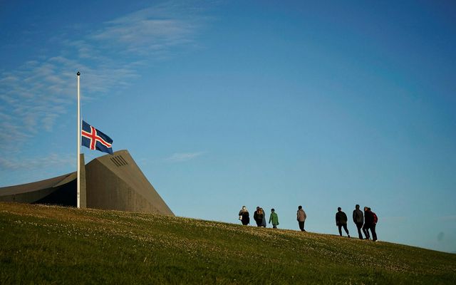 Eftir árásina í fyrra streymdi fjöldi íbúa bæjarins í kirkjuna þar sem fáni hafði verið …