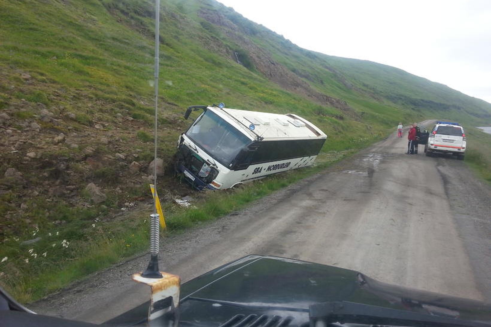 Rútan er mikið skemmd eftir óhappið. Hún fór alveg út …