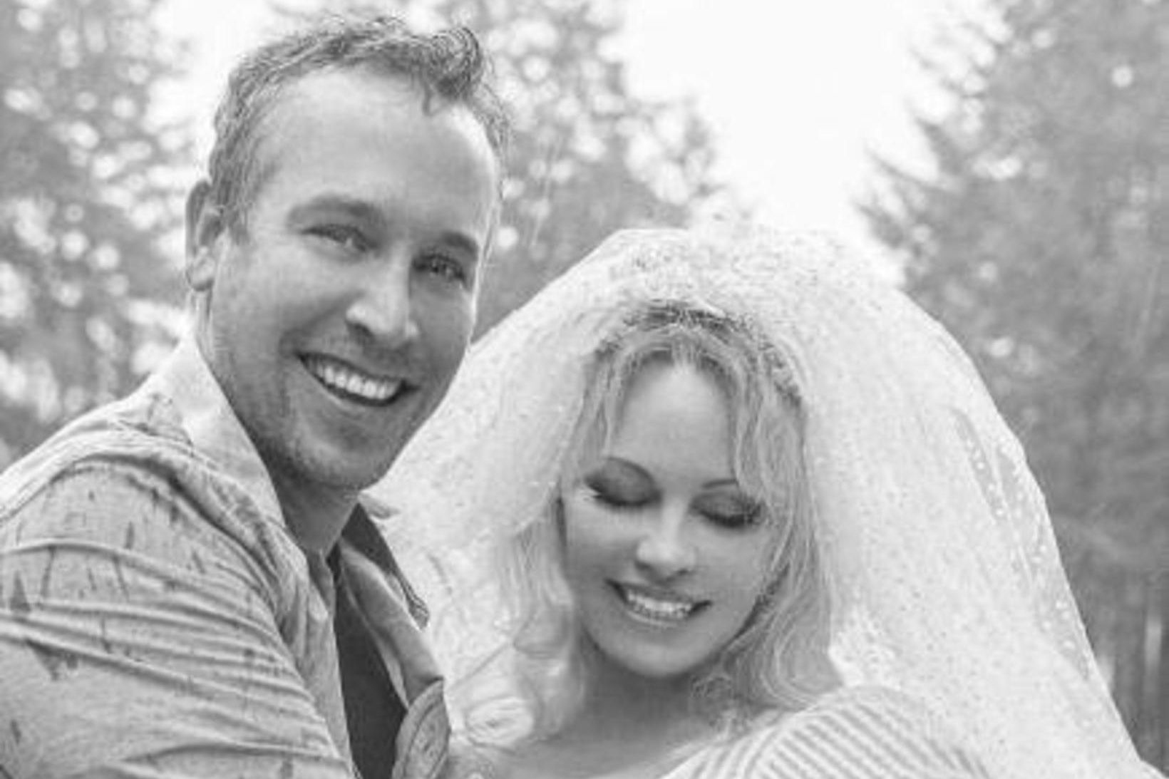 Pamela Anderson giftist lífverðinum sínum um jólin og bauð upp …