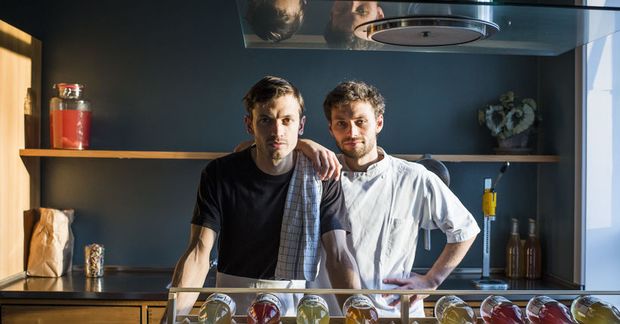 Eddie og Louis á hinum vinsæla Kombucha-bar.