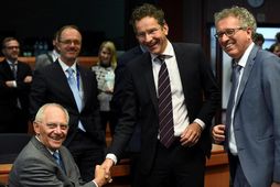 Frá vinstri: Wolfgang Schaeuble, fjármálaráðherra Þýskalands, tekur í hönd Jeroens Dijsselbloem, forseta evruhópsins og fjármálaráðherra …
