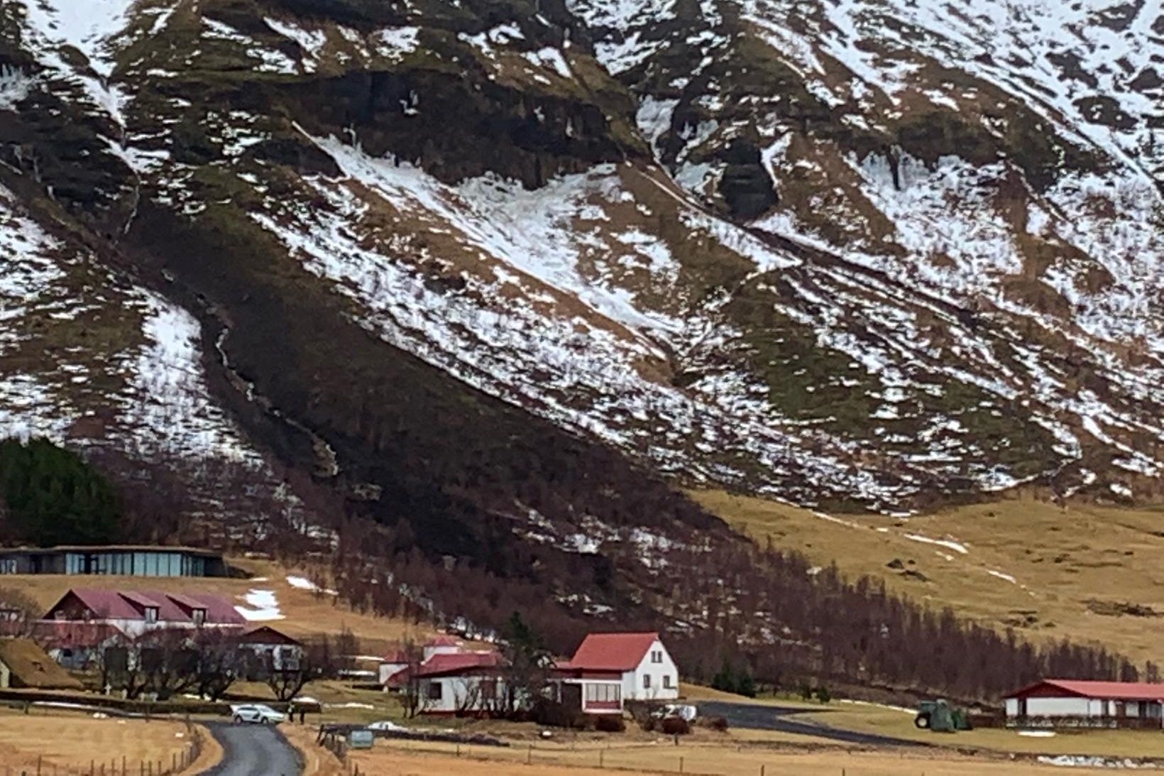 Skriðan sem féll fyrir ofan bæinn Hof í Öræfum endaði …