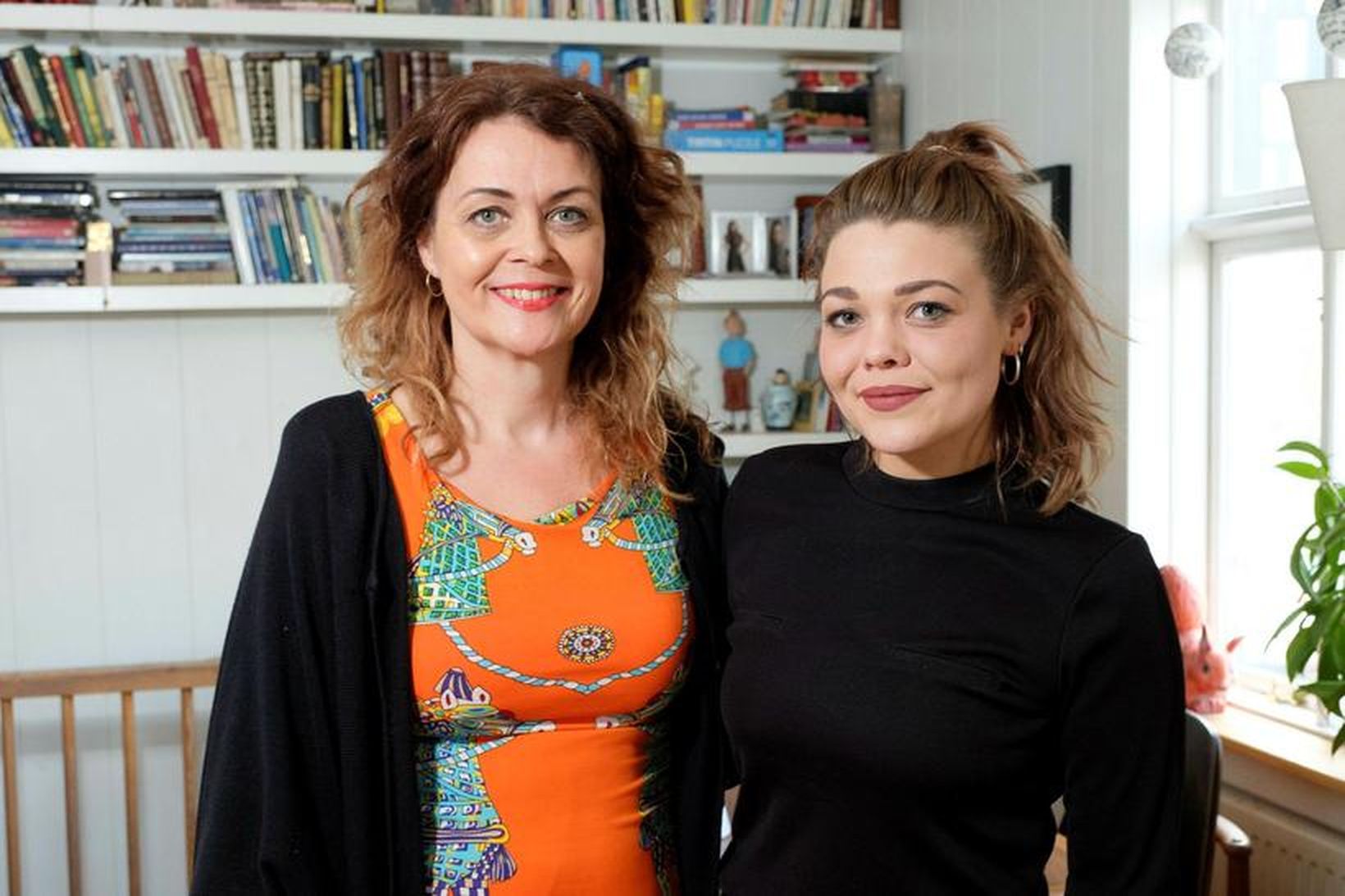 Margrét Lóa ljóðskáld og Viktoría dóttir hennar í stofunni heima …