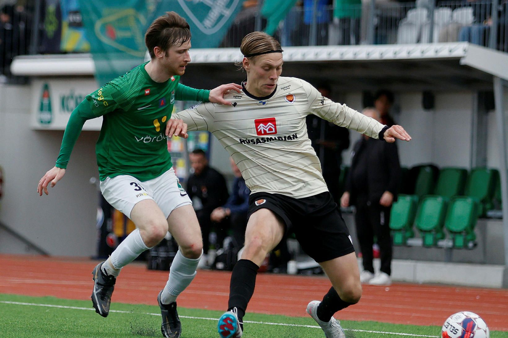 Birnir Snær Ingason í baráttu við Andra Rafn Yeoman í …