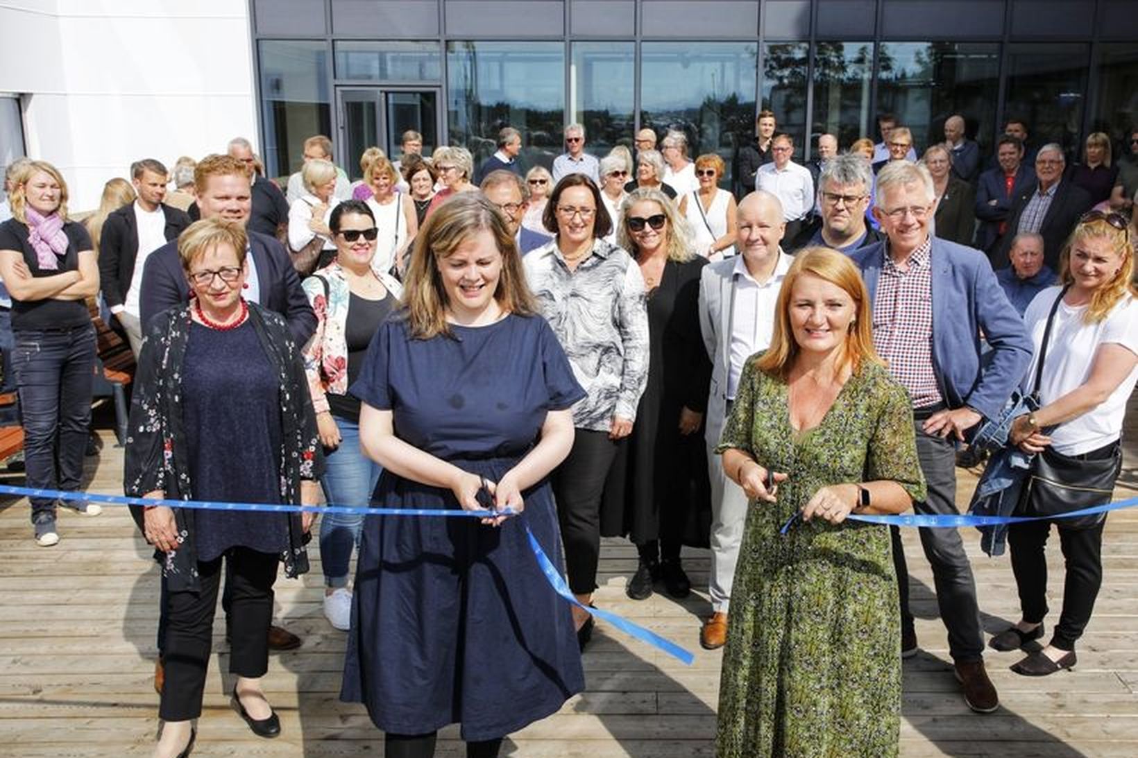 Klippt á borðana við opnun Sólvangs, nýs hjúkrunarheimilis í Hafnarfirði.