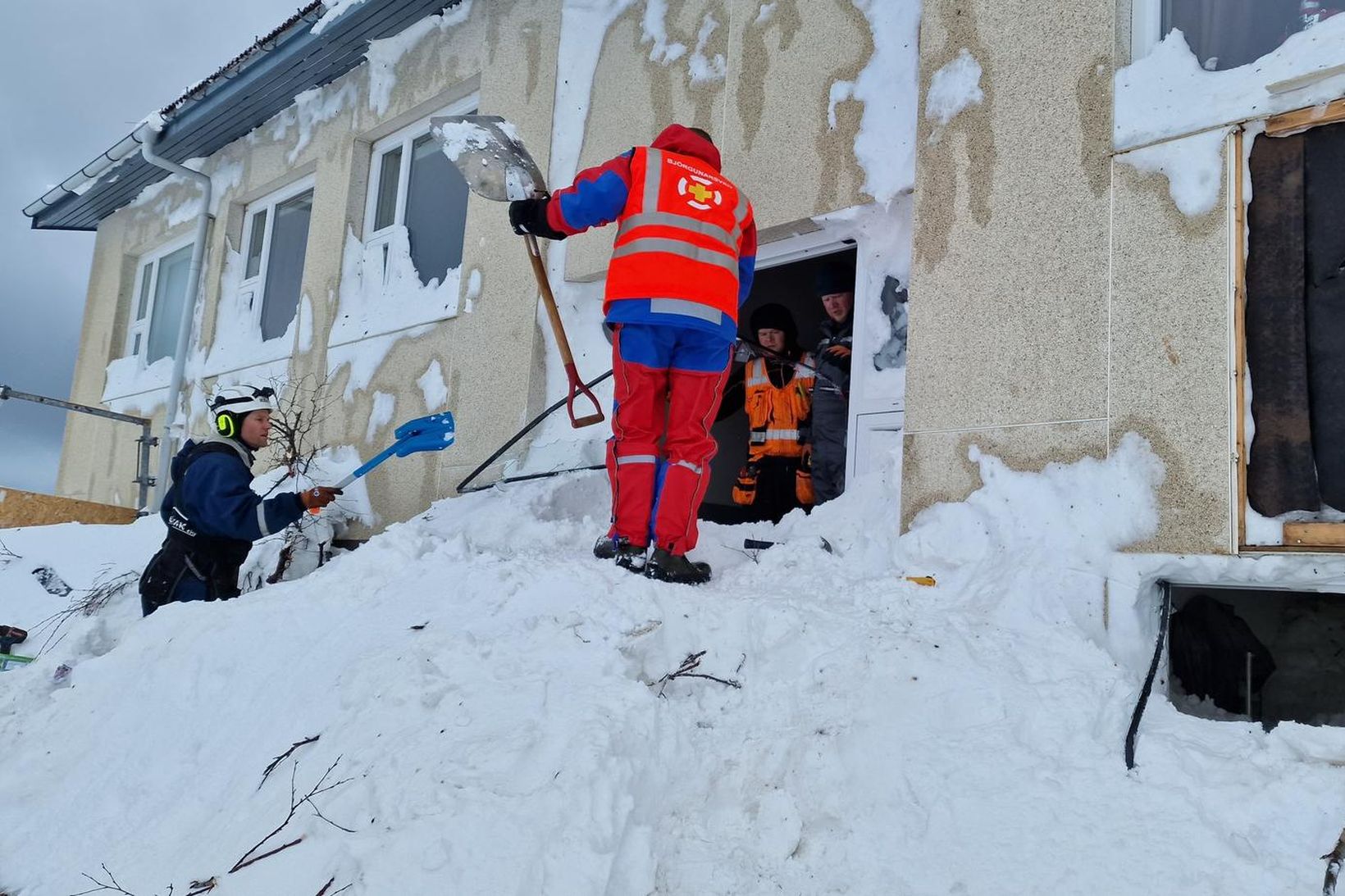Björgunarsveitarmenn að störfum í Neskaupstað eftir snjóflóðin.