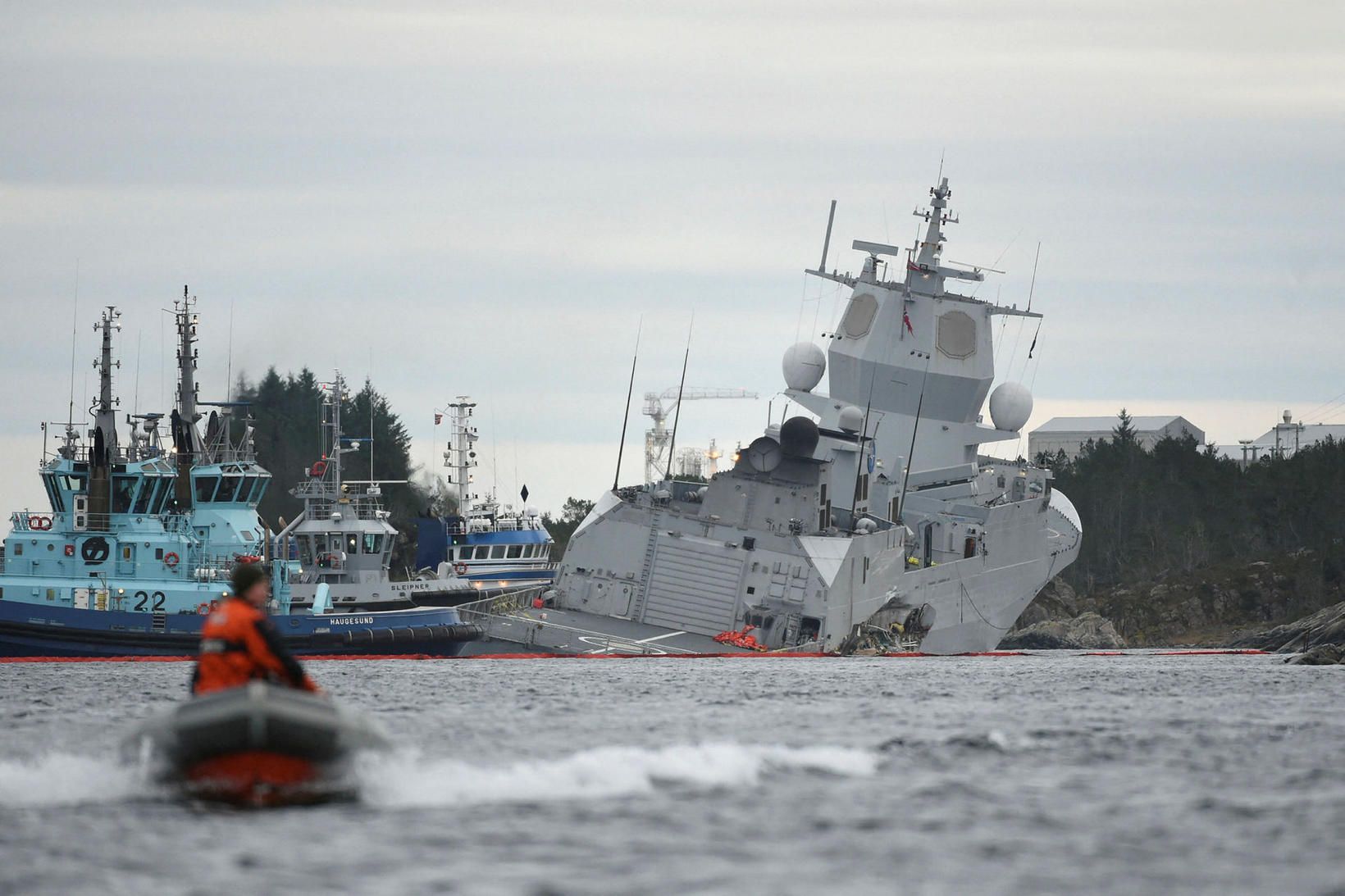 KNM Helge Ingstad eftir áreksturinn í nóvember 2018.