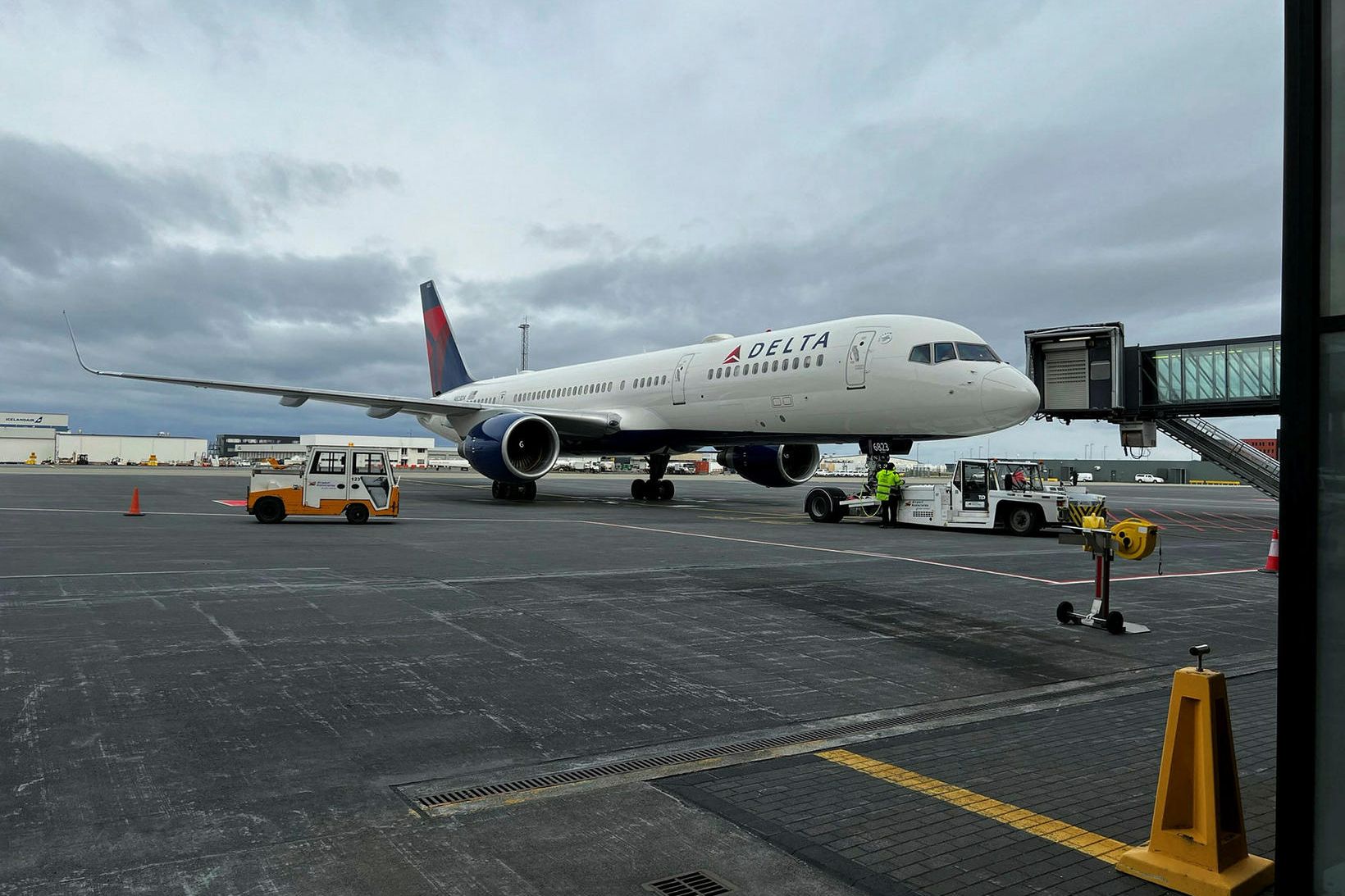 Detroit-þota Delta við landgöngubrú Flugstöðvar Leifs Eiríkssonar.