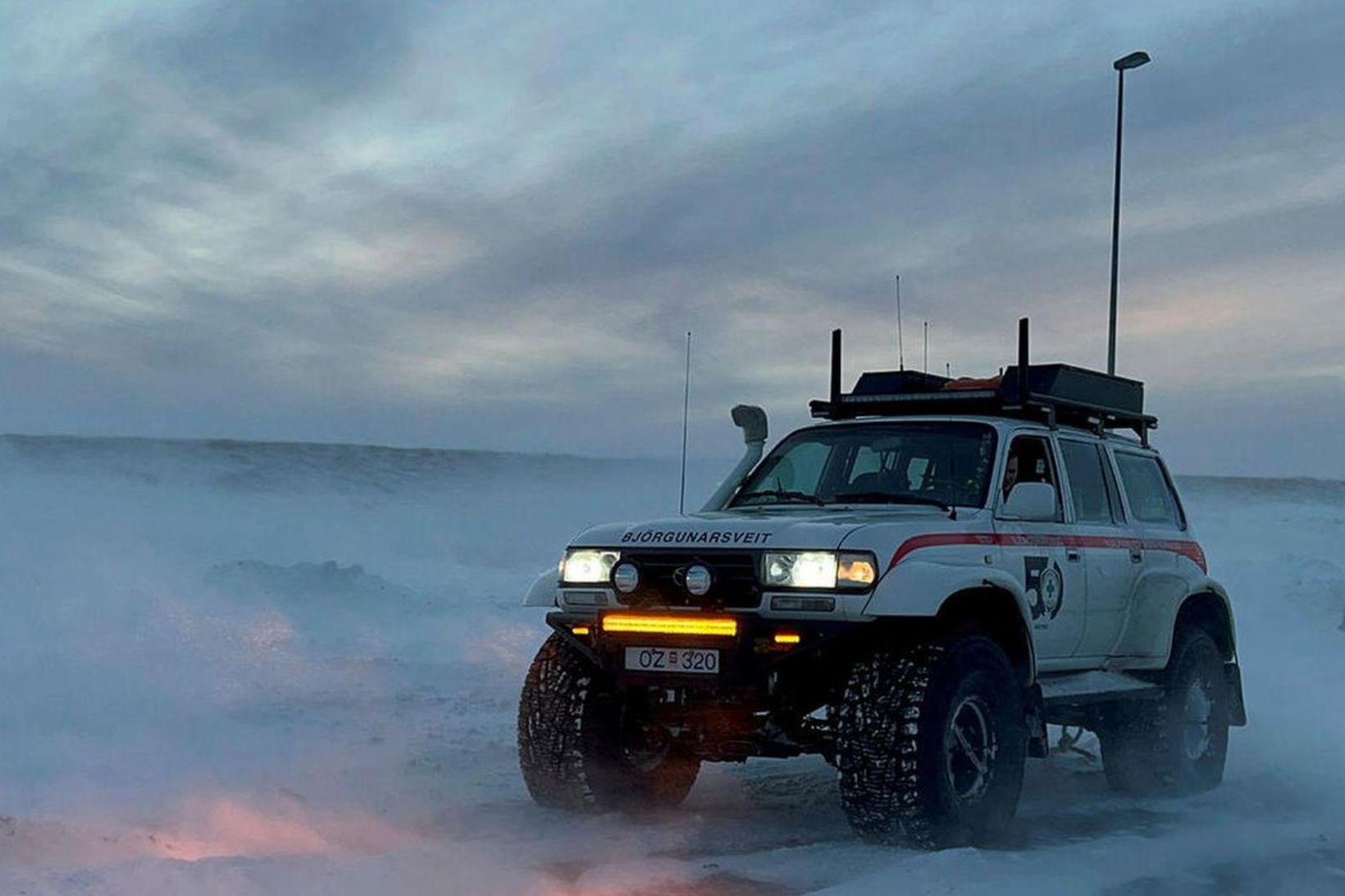 Björgunarsveitarbíll á Reykjanesbraut fyrir jól.