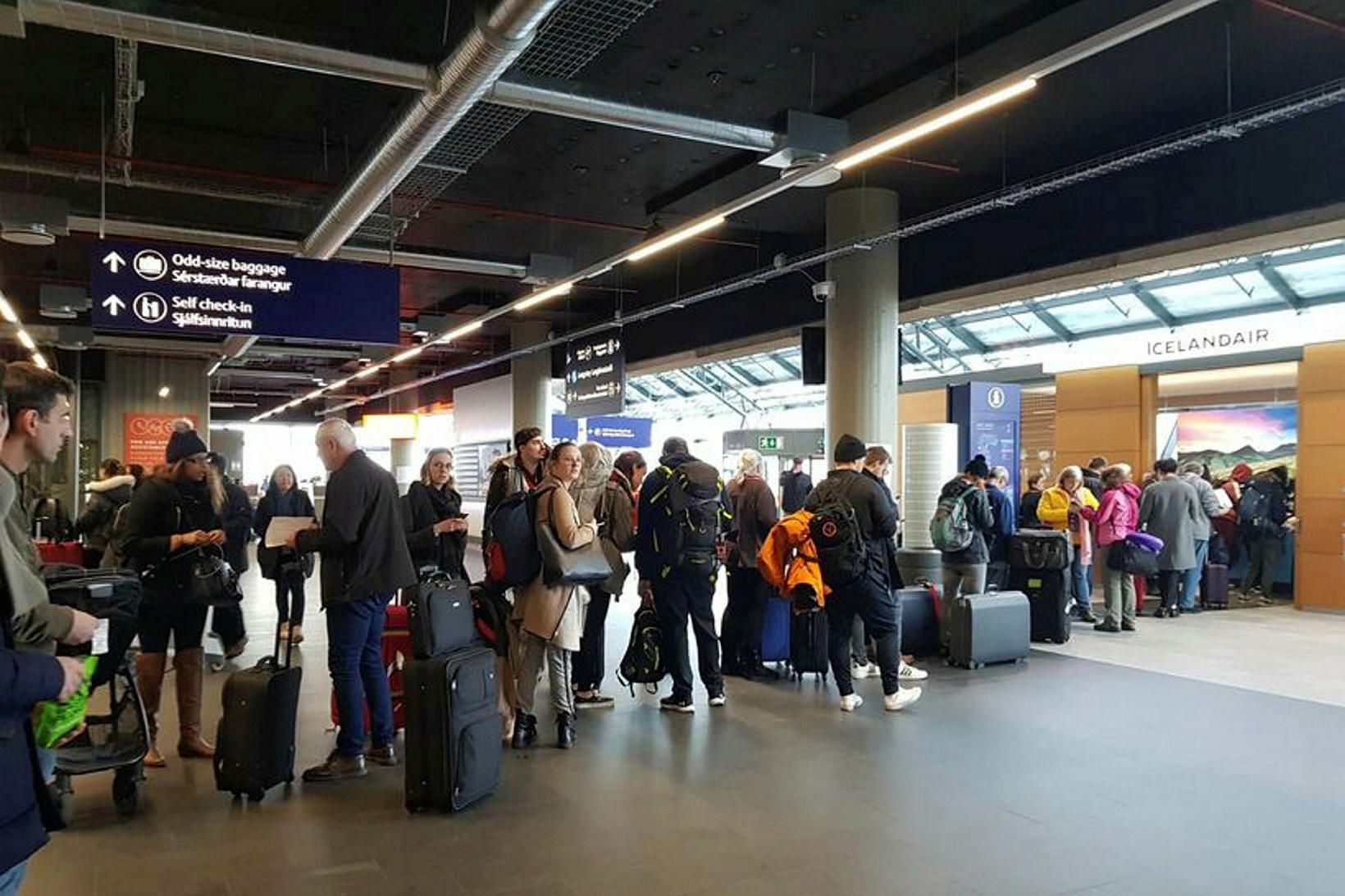 Allir sem koma til landsins frá og með miðnætti þurfa …