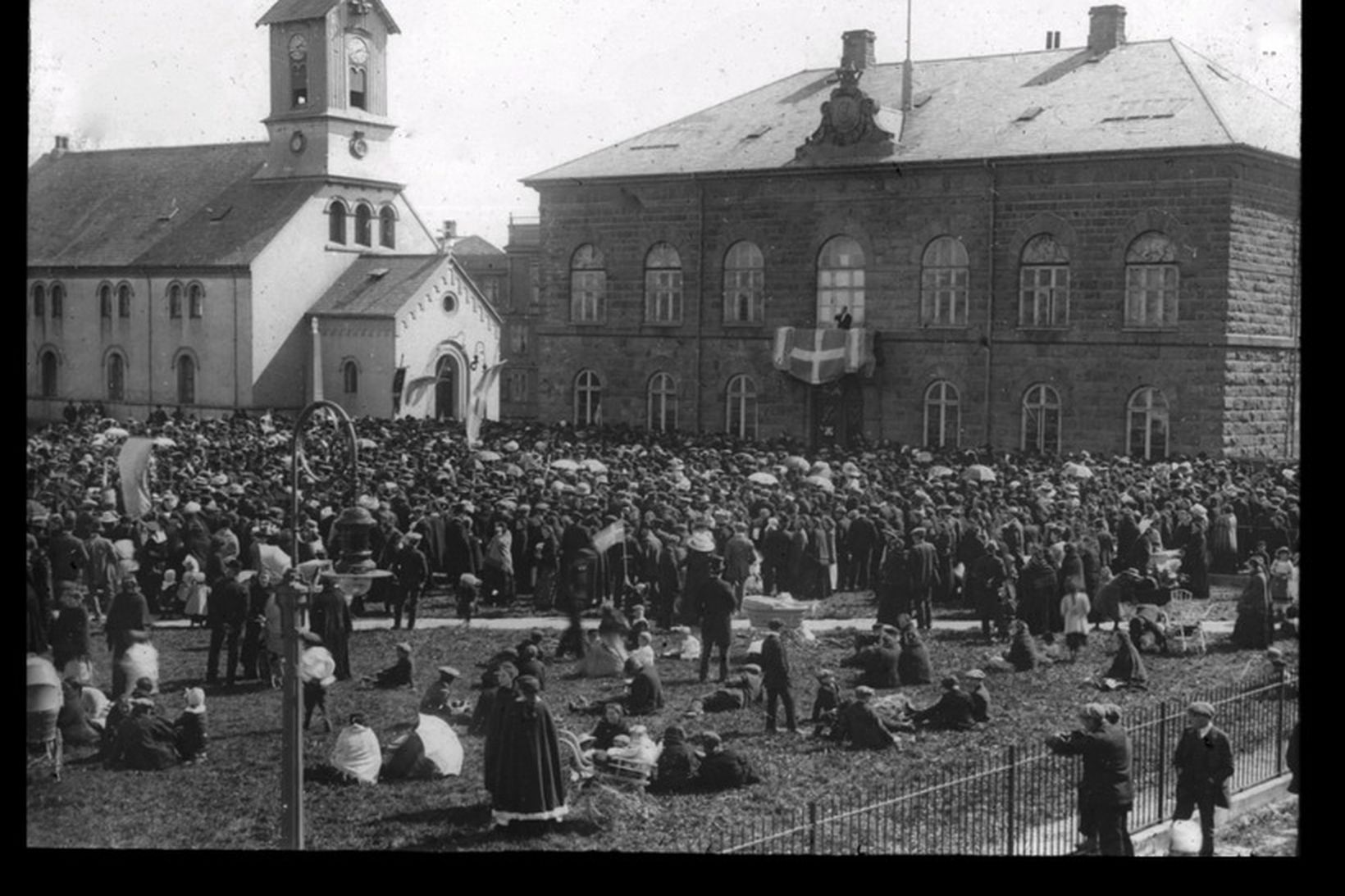 Fjölmenni fyrir utan Alþingishúsið í upphafi 20. aldarinnar.
