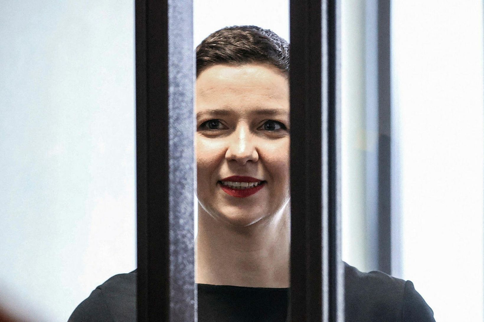 Maria Kolesnikova á bak við lás og slá í réttarsal …