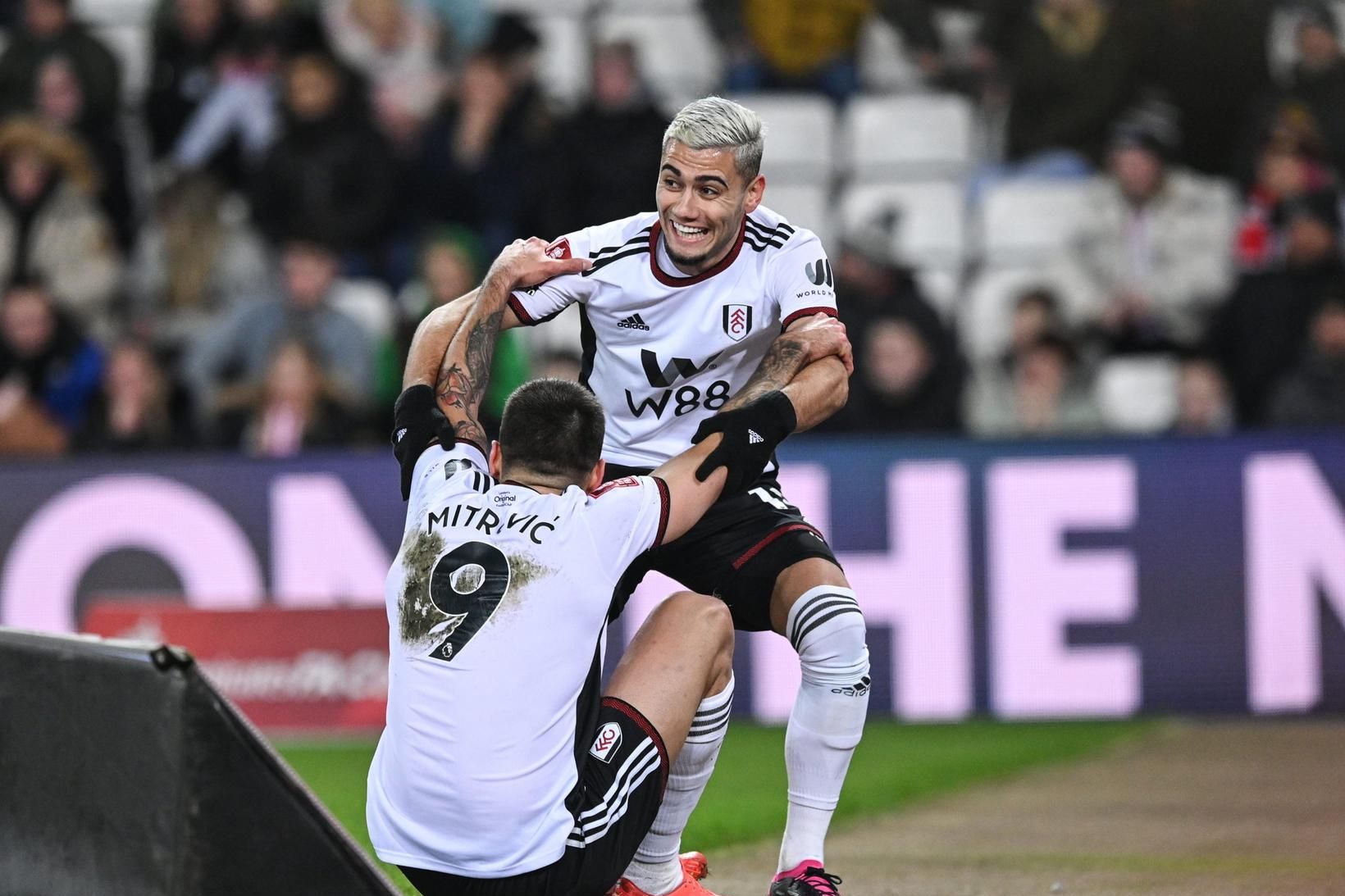 Aleksandar Mitrovic og Andreas Pereira fagna marki þess síðarnefnda í …
