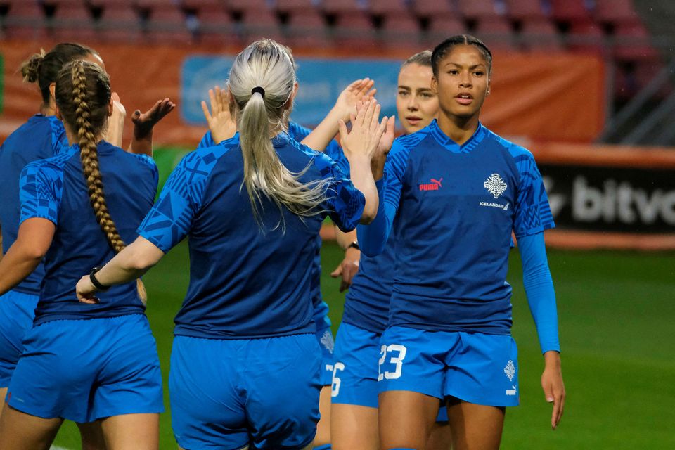 Sveindís Jane Jónsdóttir gerir sig klára í leikinn í kvöld.