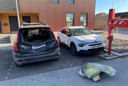 Annar gaskútanna hafnaði á bíl.