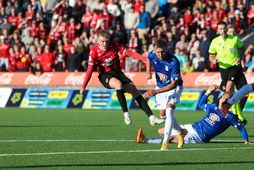 Ari Sigurpálsson skorar hér sigurmarkið á Víkingsvelli í kvöld.