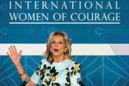 Jill Biden í sumarlegum kjól sem svipar til kjól í fataskáp Meghan hertogaynju.