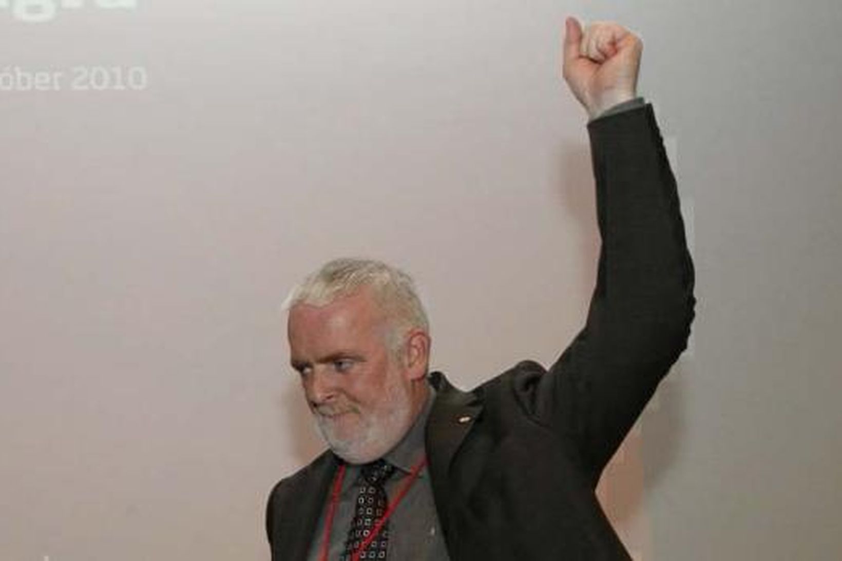 Gylfi Arnbjörnsson fagnar sigri í forsetakjöri á þingi ASÍ.