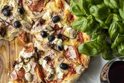 Uppáhaldspítsan hennar Lindu Ben er með skinku, pepperoní, sveppum, ólífum, döðlum, rjómaosti og mozzarellaosti. Matarmikil …