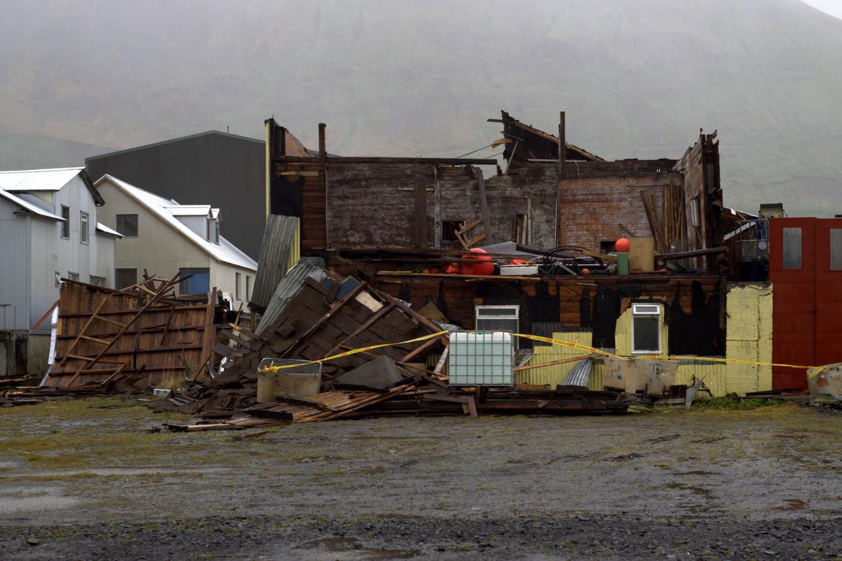 Þak hússins fór af að stór­um hluta.