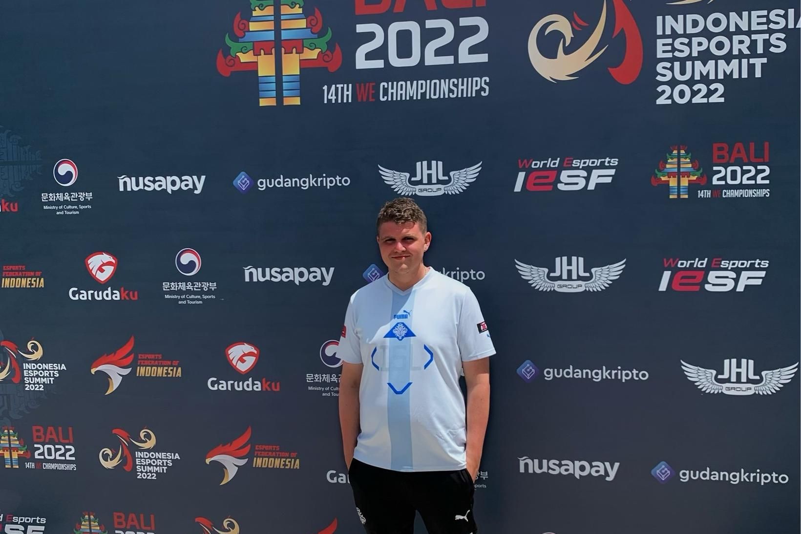 Tindur Örvar Örvarsson keppir í eFootball á Balí í Indónesíu.