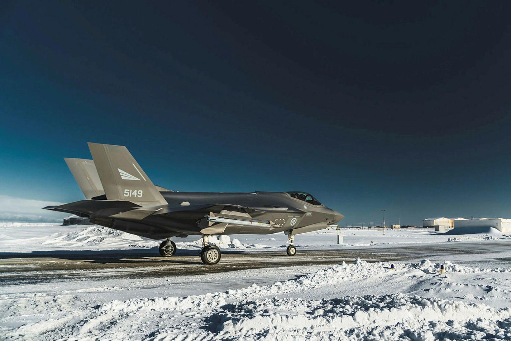 Orrustuþota þessi er af tegundinni F-35 en hún var hér …