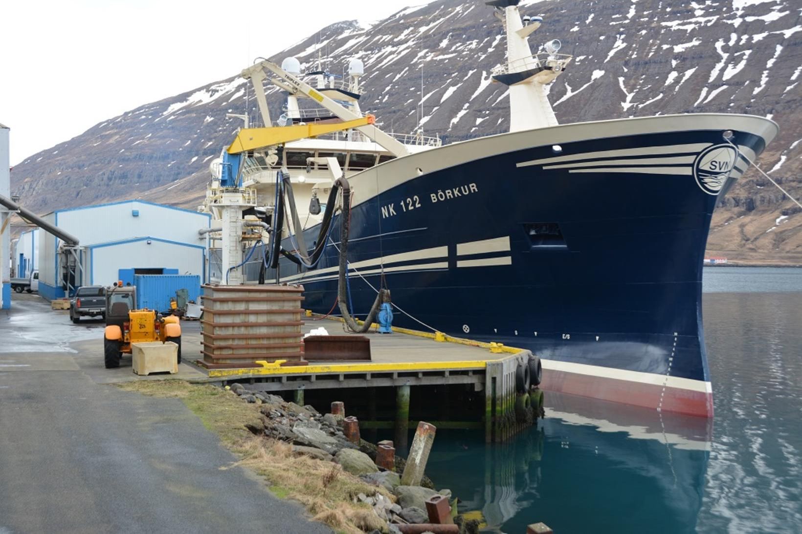 Börkur NK að landa kolmunna á Seyðisfirði. Þar hafa verið …