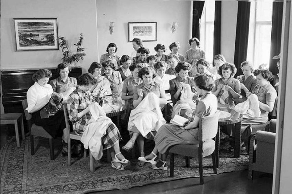 Tápmikil sprund á útsaumsnámskeiði í verkalýðshúsinu 1951.
