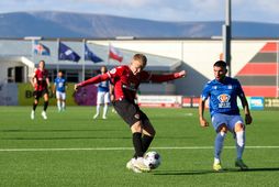 Ari Sigurpálsson sækir að vinstri bakverðinum Pedro Rebocho á Víkingsvellinum í kvöld.