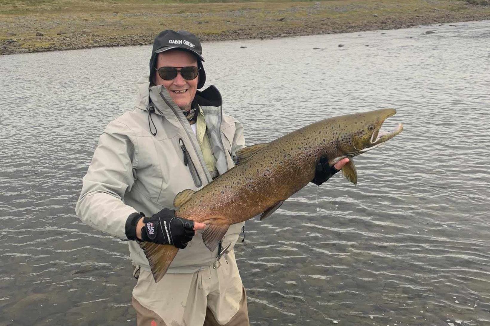 Sigurjón með stórlaxinn úr Miðfjarðará í Bakkafirði. Hann mældist 104 …