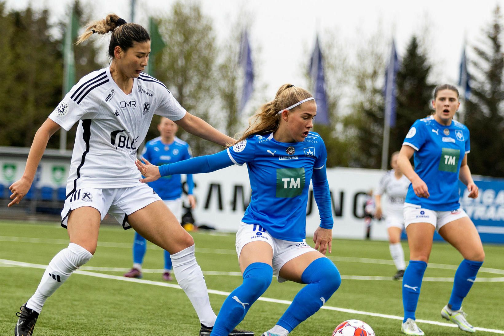 Sædís Rún Heiðarsdóttir, Stjörnunni, í baráttu við Linli Tu, Keflavík, …