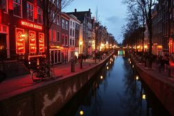 Blátt bann verður lagt við skipulögðum skoðunarferðum um rauða hverfið í Amsterdam.